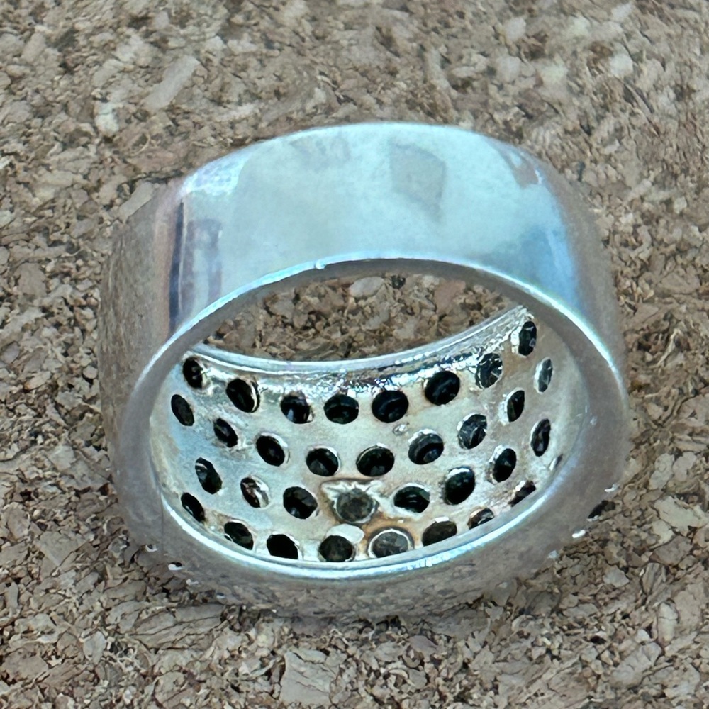 Elegant Black and Silver Women's Ring - Picture 2 of 4